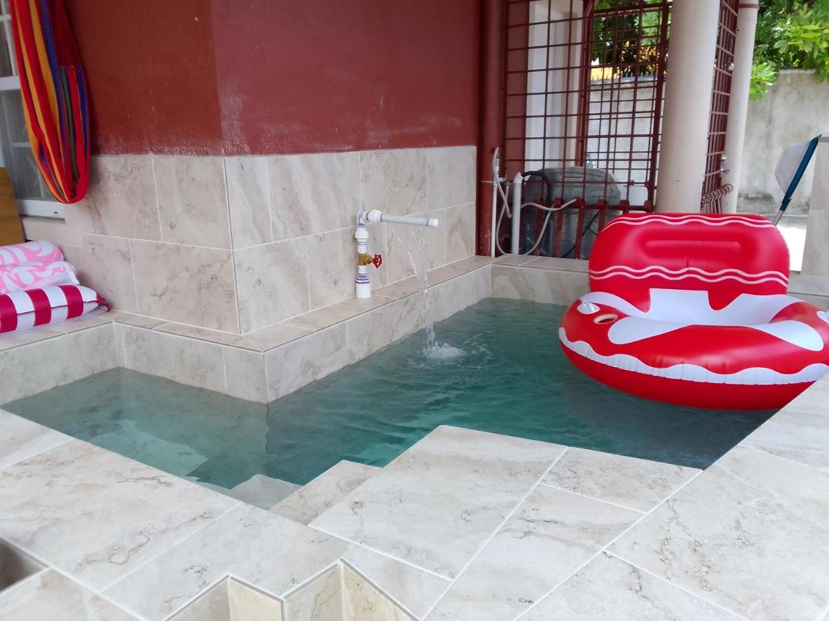 Le Quad - One Bedroom & Studio Apt - Private, Spacious & Secured Kingston Bagian luar foto
