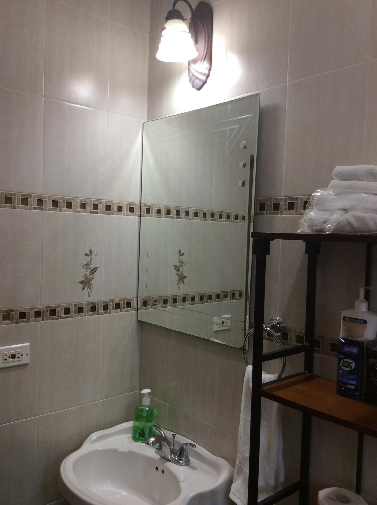 Le Quad - One Bedroom & Studio Apt - Private, Spacious & Secured Kingston Bagian luar foto