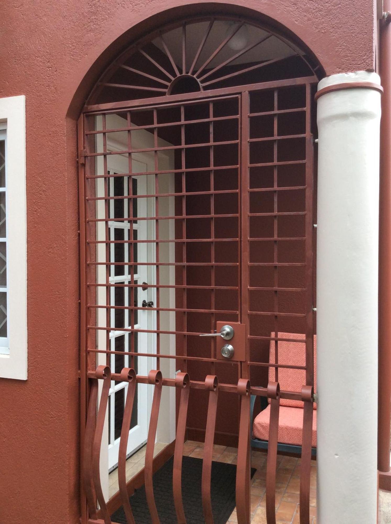 Le Quad - One Bedroom & Studio Apt - Private, Spacious & Secured Kingston Bagian luar foto