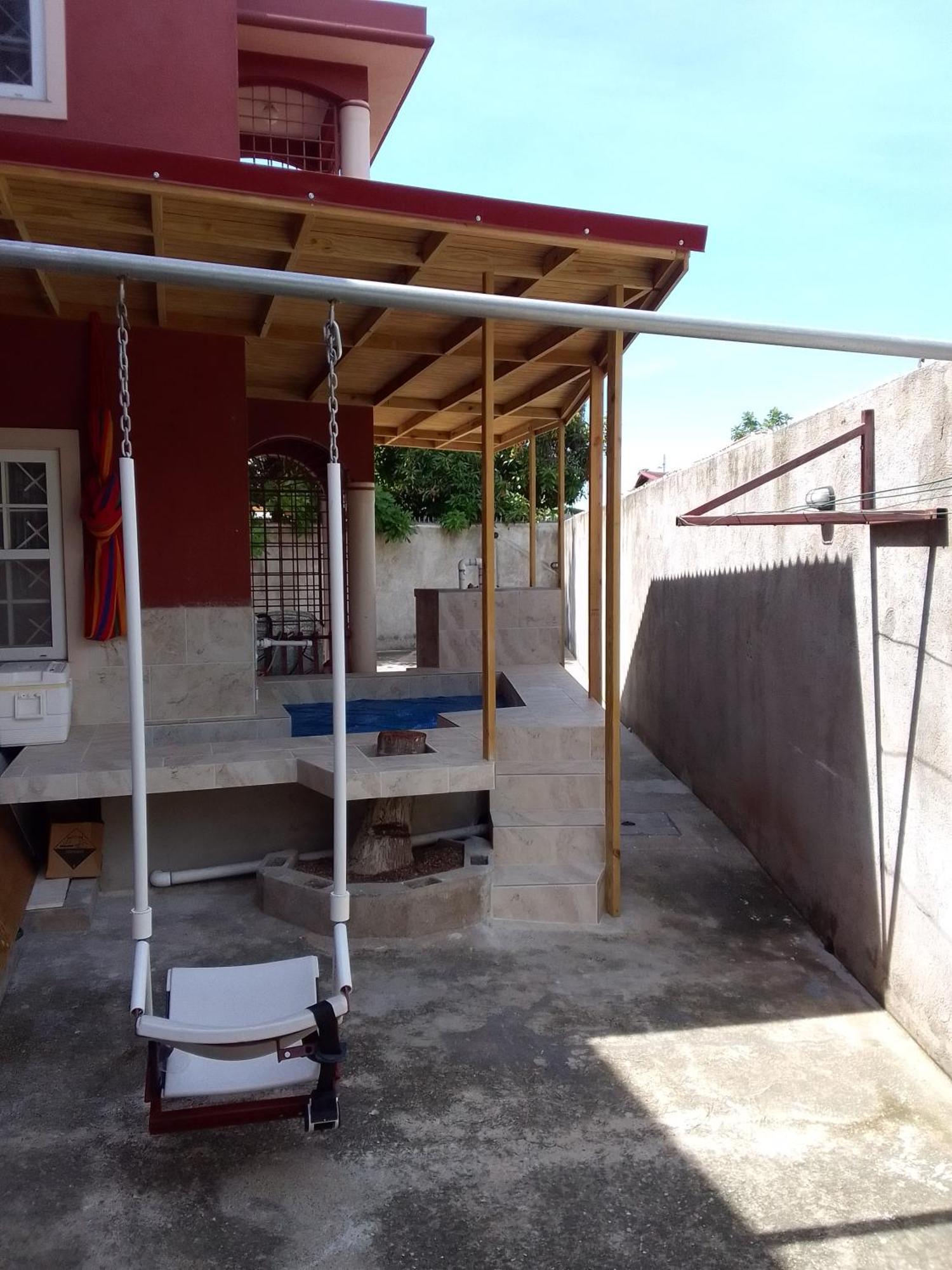 Le Quad - One Bedroom & Studio Apt - Private, Spacious & Secured Kingston Bagian luar foto