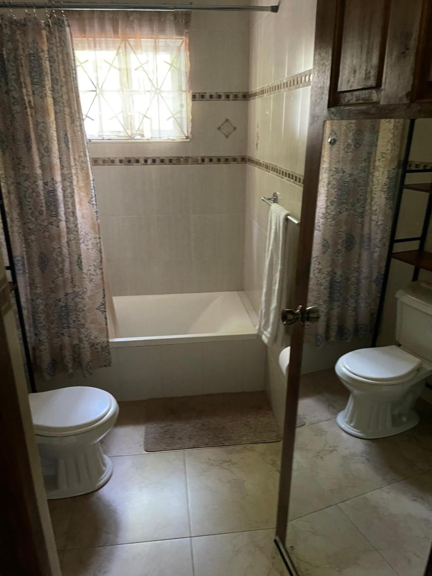 Le Quad - One Bedroom & Studio Apt - Private, Spacious & Secured Kingston Bagian luar foto